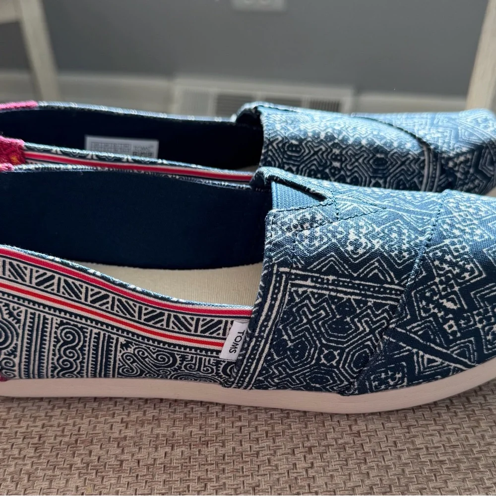 NWT TOMS Women’s Alpargata indigo Floral Hmong print Shoes Sz 7.5 - Picture 2 of 10